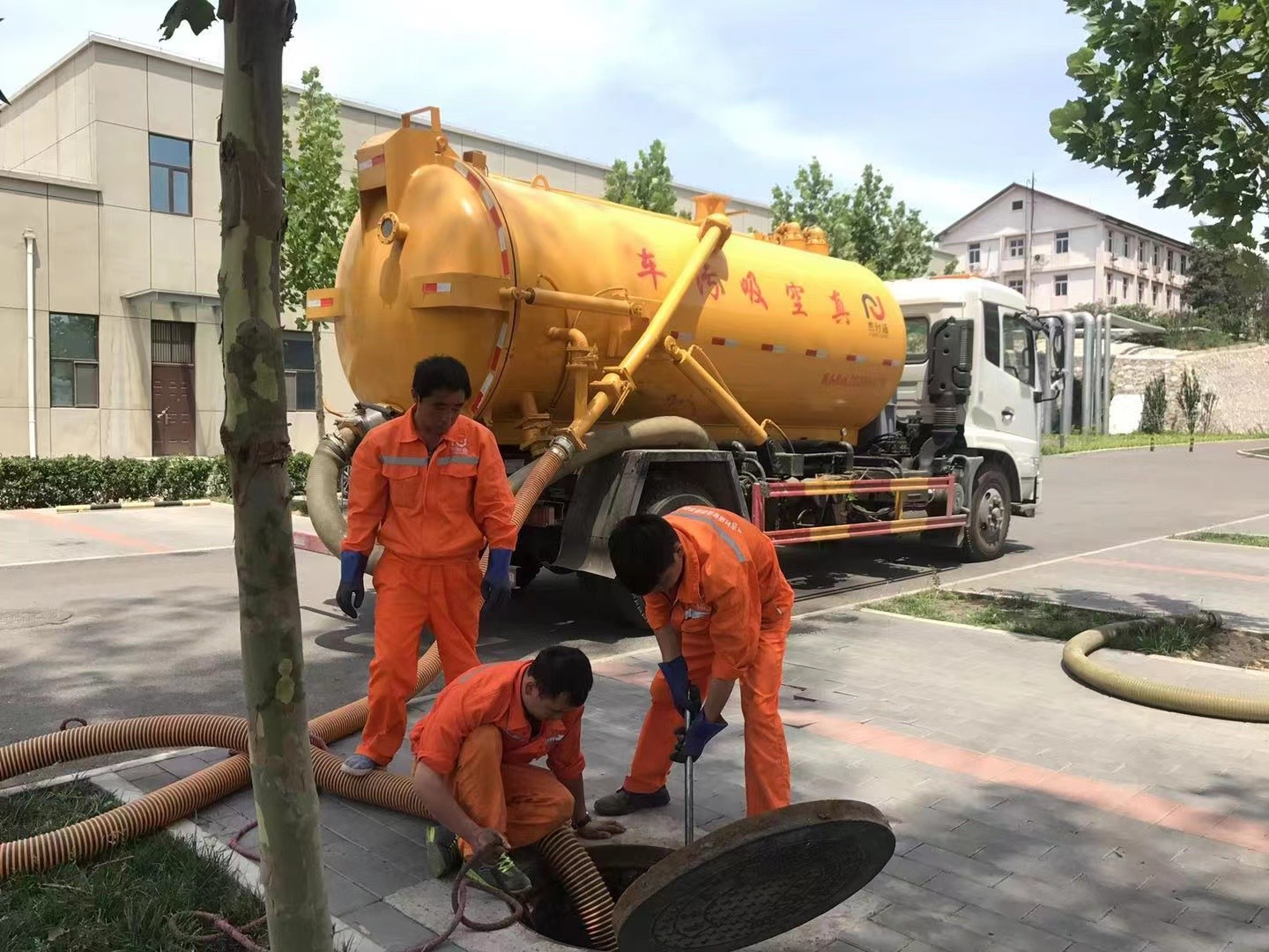 兴宾管道疏通车停在窨井附近