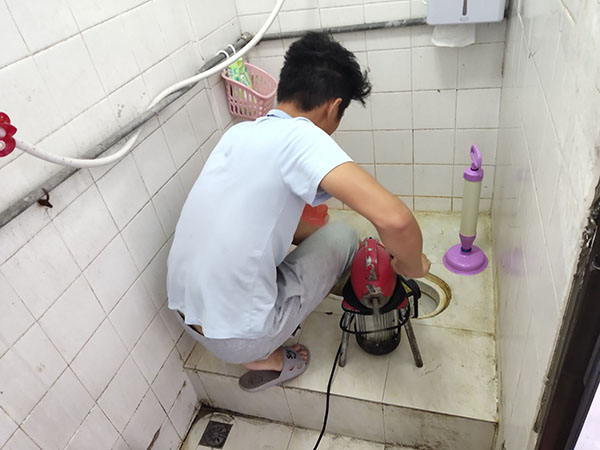 兴宾管道堵塞冒臭气 专业师傅现场解决问题