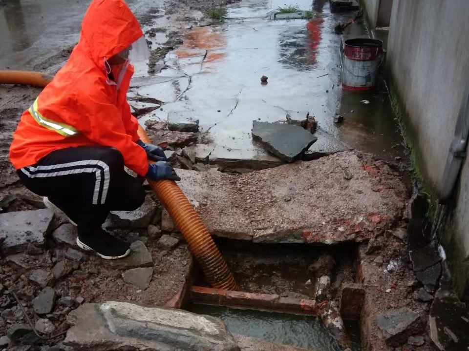 兴宾专业清理污水池 炜誉市政以规范流程守护城市 “肠道”