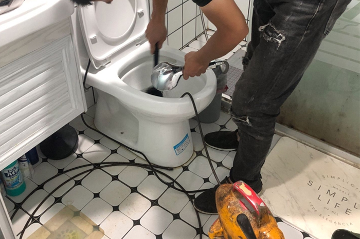 兴宾马桶堵塞自己疏通还是找师傅？专业上门服务让你省时更省心