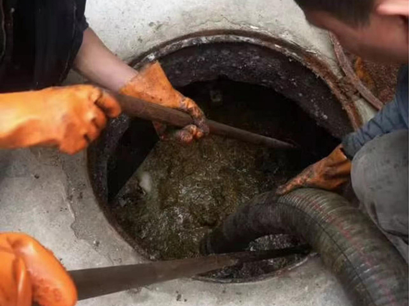 兴宾清理化粪池时如何避免沼气的危害？